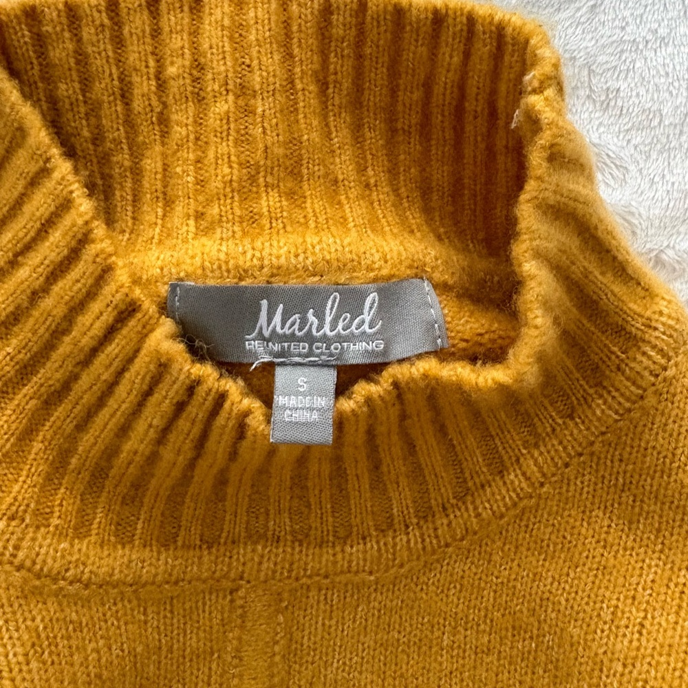 Yellow mock-neck sweater with 2 front pockets - Picture 4 of 6